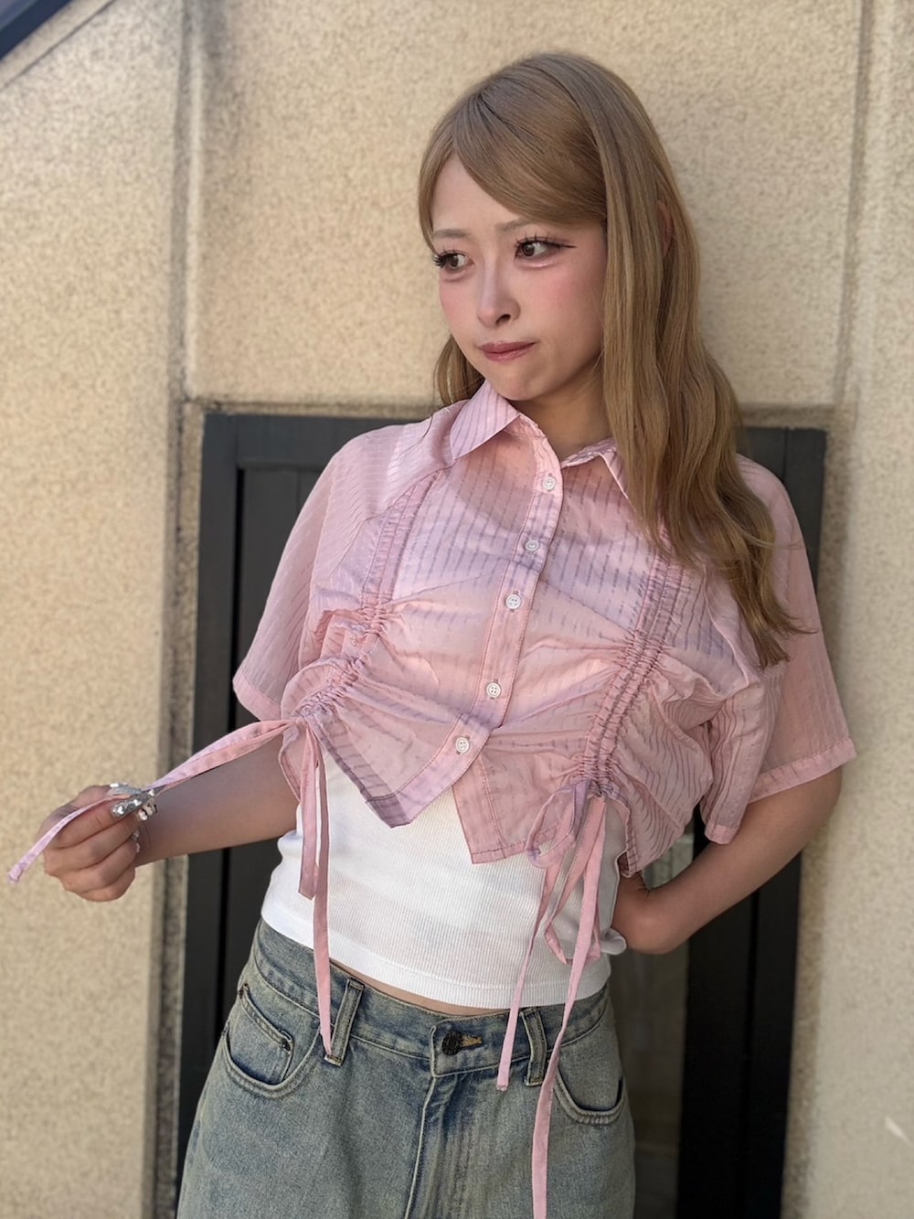 ブルー系のデニムパンツ、ピンク系のシャツ/ブラウス、ホワイト系のタンクトップを着用したレディースの夏コーディネートの5枚目の写真