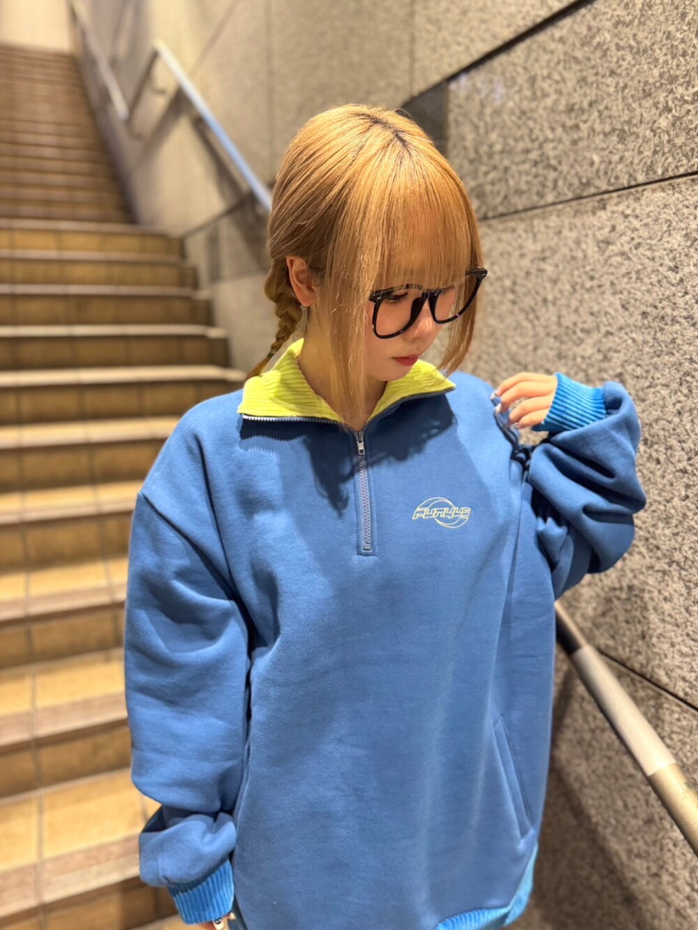 ブルー系のスウェット、ブルー系のデニムパンツを着用したレディースの冬コーディネートの2枚目の写真