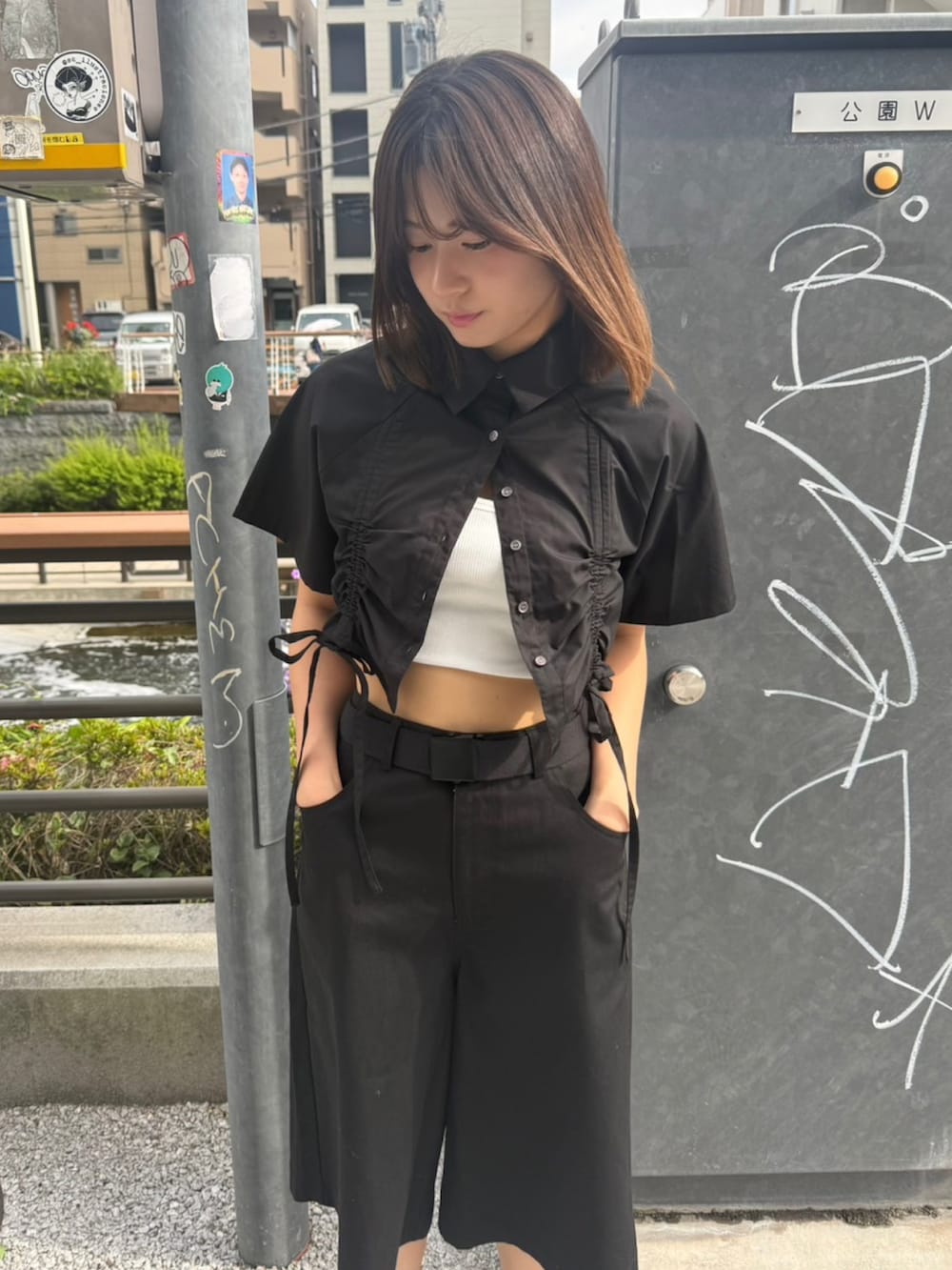 ブラック系のその他パンツ、ブラック系のシャツ/ブラウス、ホワイト系のタンクトップを着用したレディースの夏コーディネートの4枚目の写真