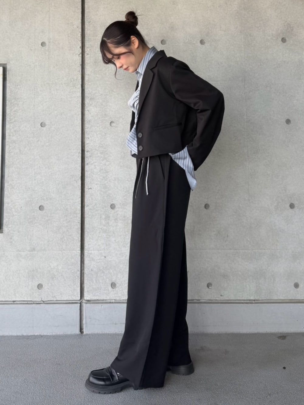 ブラック系のその他パンツ、ブラック系のテーラードジャケット、ブルー系のシャツ/ブラウスを着用したレディースの冬コーディネートの3枚目の写真