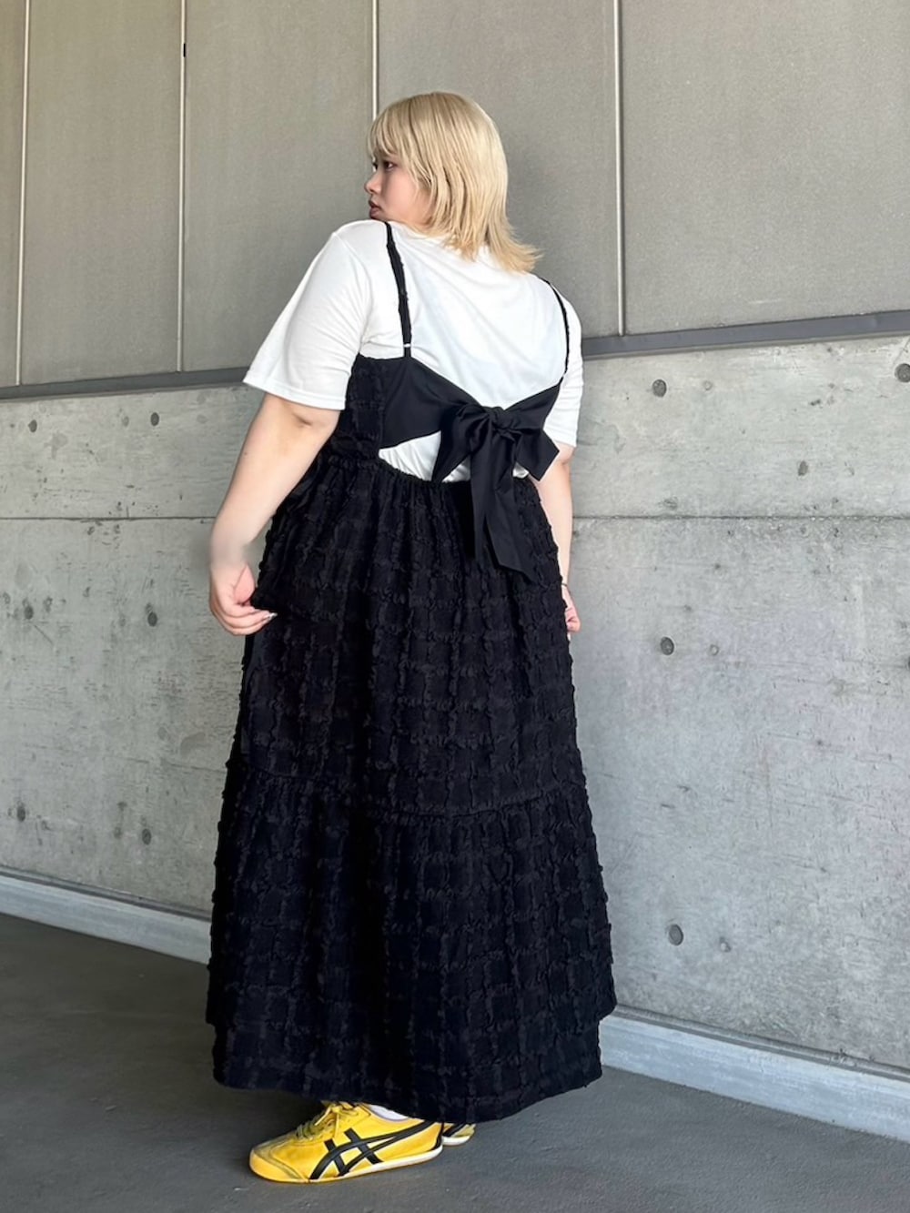 ブラック系のワンピース、ホワイト系のTシャツ/カットソーを着用したレディースの夏コーディネートの3枚目の写真