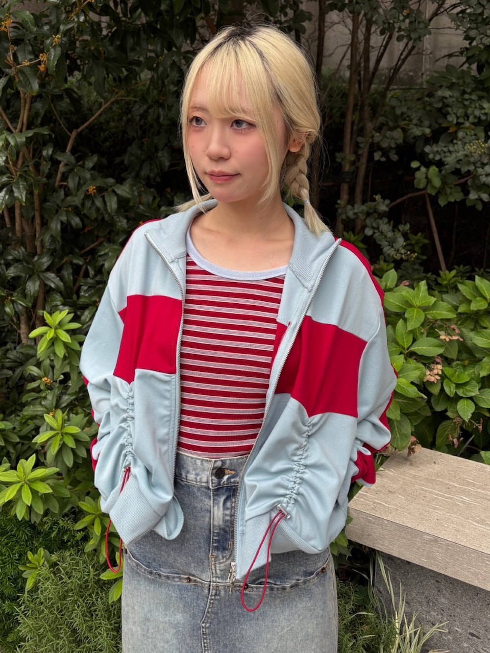 ブルー系のスカート、ブルー系のジャージ、レッド系のTシャツ/カットソーを着用したレディースの秋コーディネートの4枚目の写真