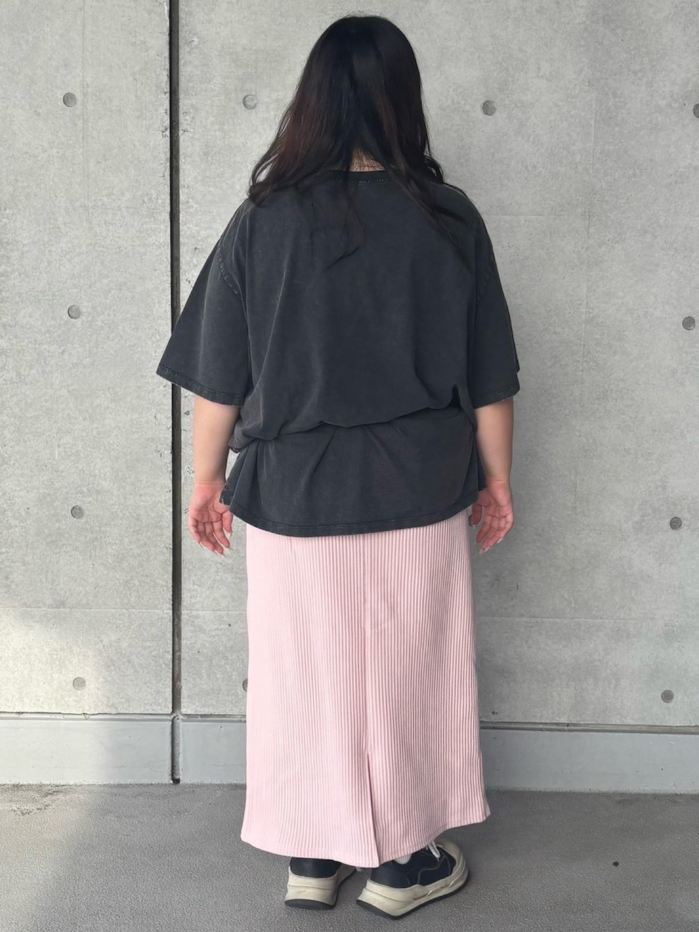 ピンク系のスカート、ブラック系のTシャツ/カットソーを着用したレディースの夏コーディネートの4枚目の写真