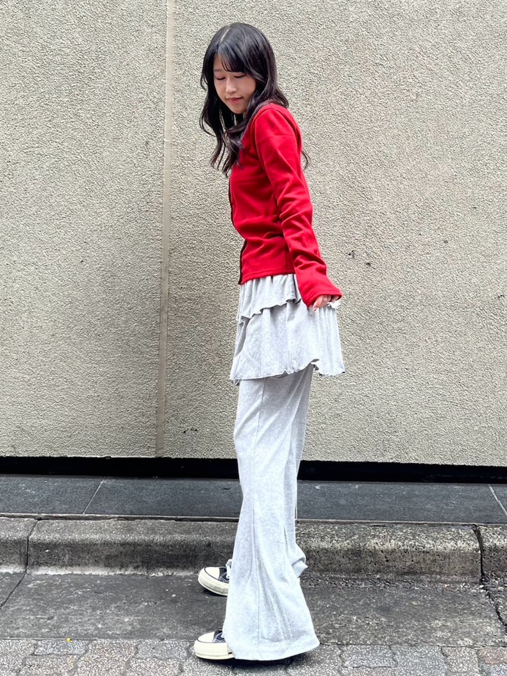 グレー系のその他パンツ、レッド系のカーディガン/ボレロを着用したレディースの秋コーディネートの3枚目の写真