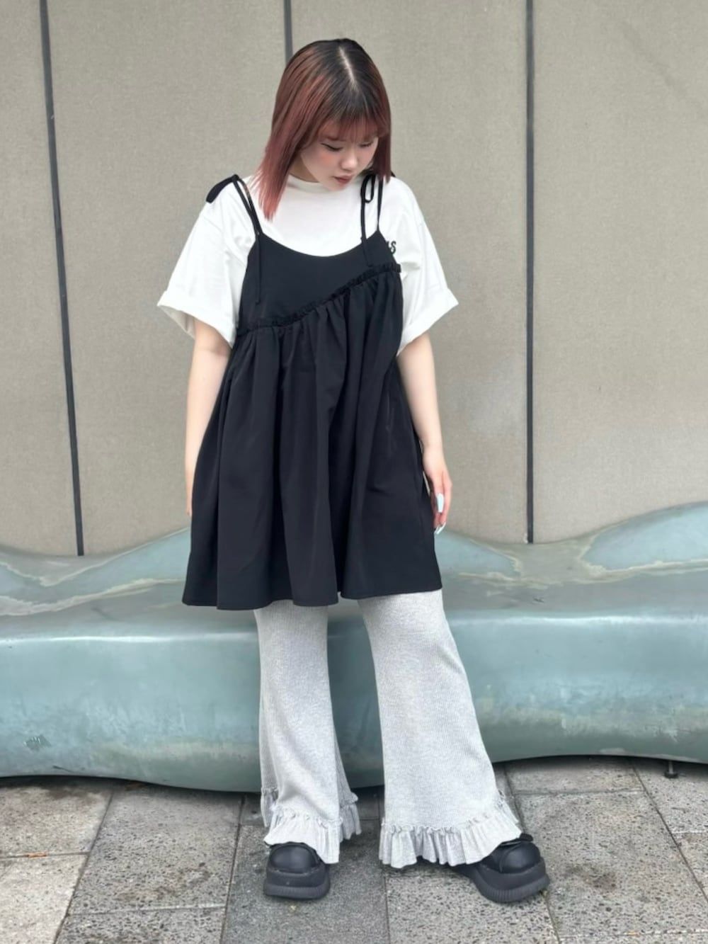 グレー系のその他パンツ、ブラック系のワンピース、ホワイト系のTシャツ/カットソーを着用したレディースの春コーディネートの2枚目の写真