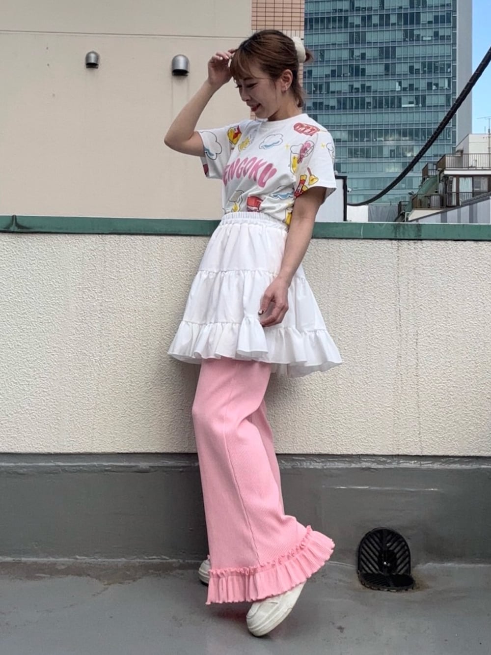 ホワイト系のTシャツ/カットソー、ホワイト系のスカート、ピンク系のその他パンツを着用したレディースの春コーディネートの2枚目の写真