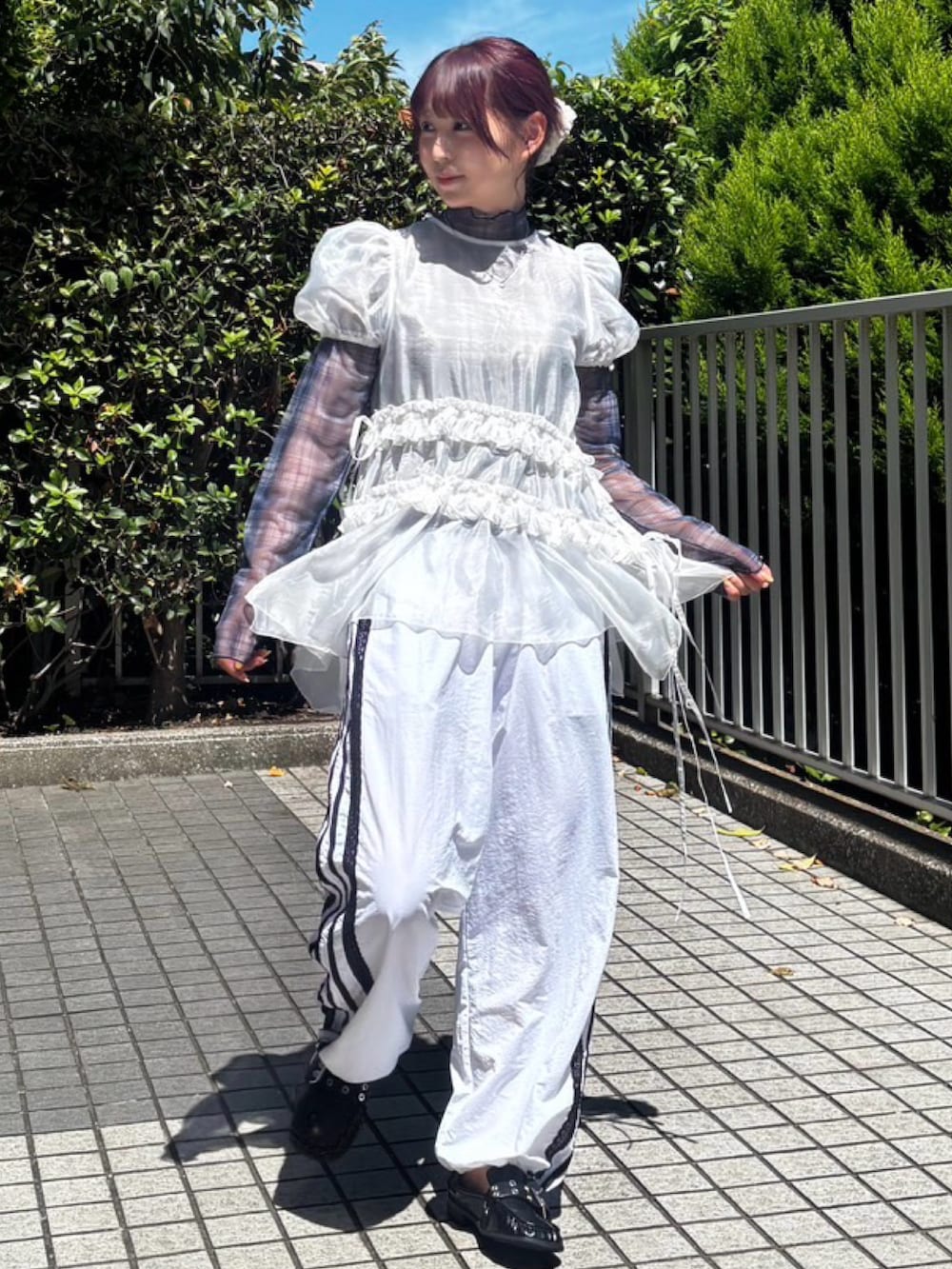ホワイト系のその他パンツ、ホワイト系のワンピース、ブルー系のTシャツ/カットソーを着用したレディースの秋コーディネートの2枚目の写真
