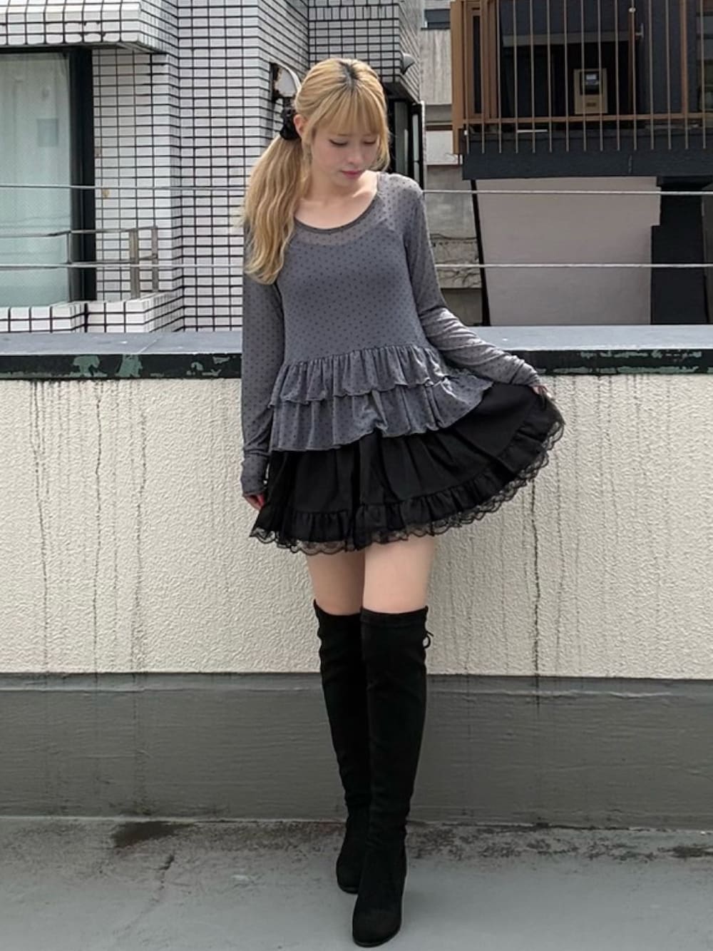 ブラック系のスカート、グレー系のTシャツ/カットソーを着用したレディースの秋コーディネートの4枚目の写真