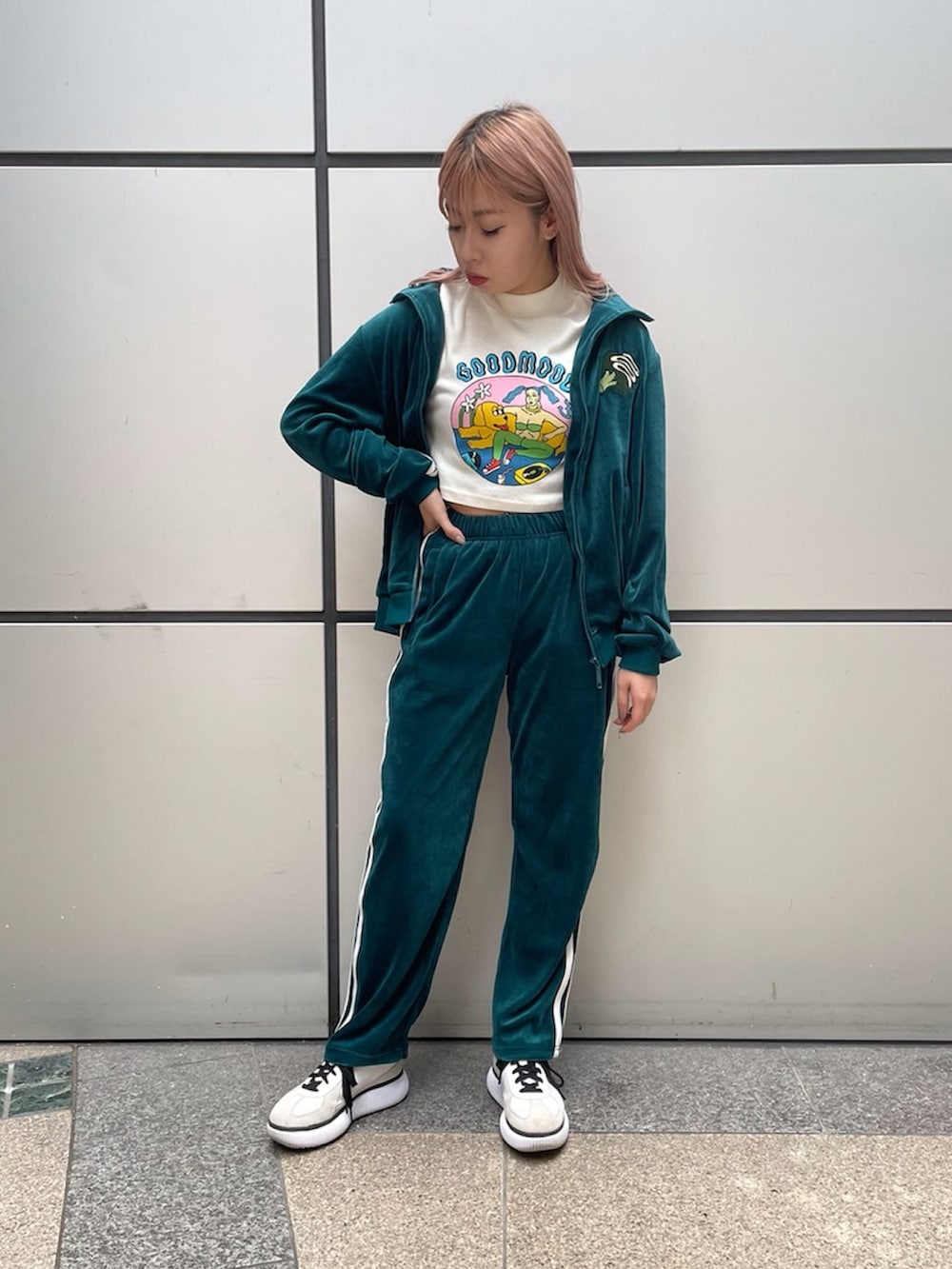 グリーン系のジャージ、ホワイト系のTシャツ/カットソー、グリーン系のその他パンツを着用したレディースの秋コーディネートの2枚目の写真