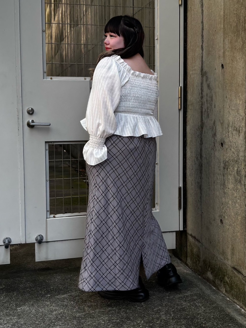 グレー系のスカート、ホワイト系のシャツ/ブラウスを着用したレディースの春コーディネートの3枚目の写真