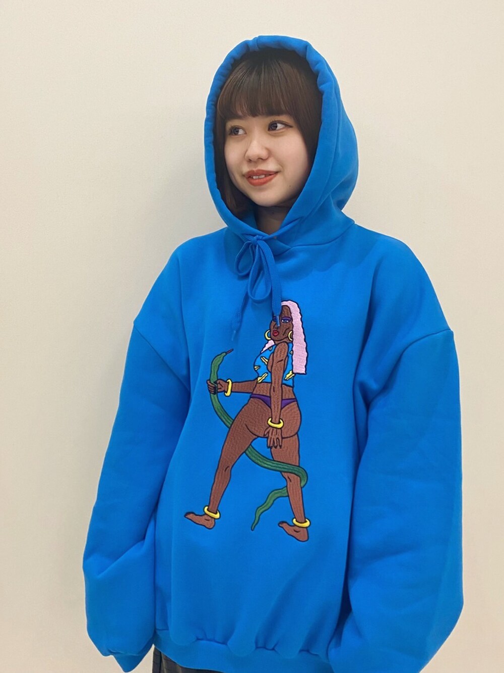 ブルー系のパーカー、ブラック系のスカートを着用したレディースの冬コーディネートの3枚目の写真