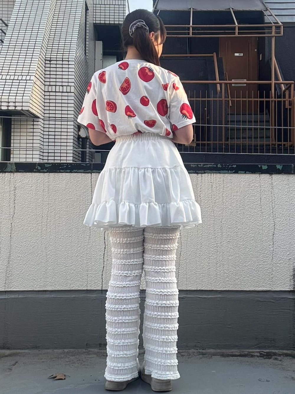 ホワイト系のその他パンツ、ホワイト系のスカート、レッド系のTシャツ/カットソーを着用したレディースの春コーディネートの4枚目の写真