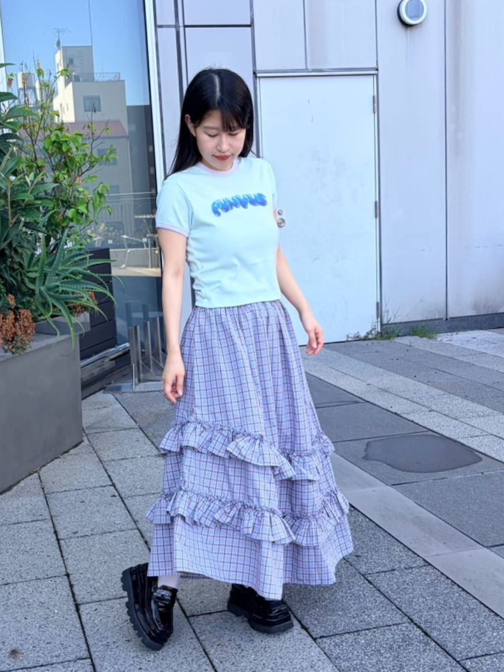 ブルー系のスカート、グリーン系のTシャツ/カットソーを着用したレディースの夏コーディネートの2枚目の写真