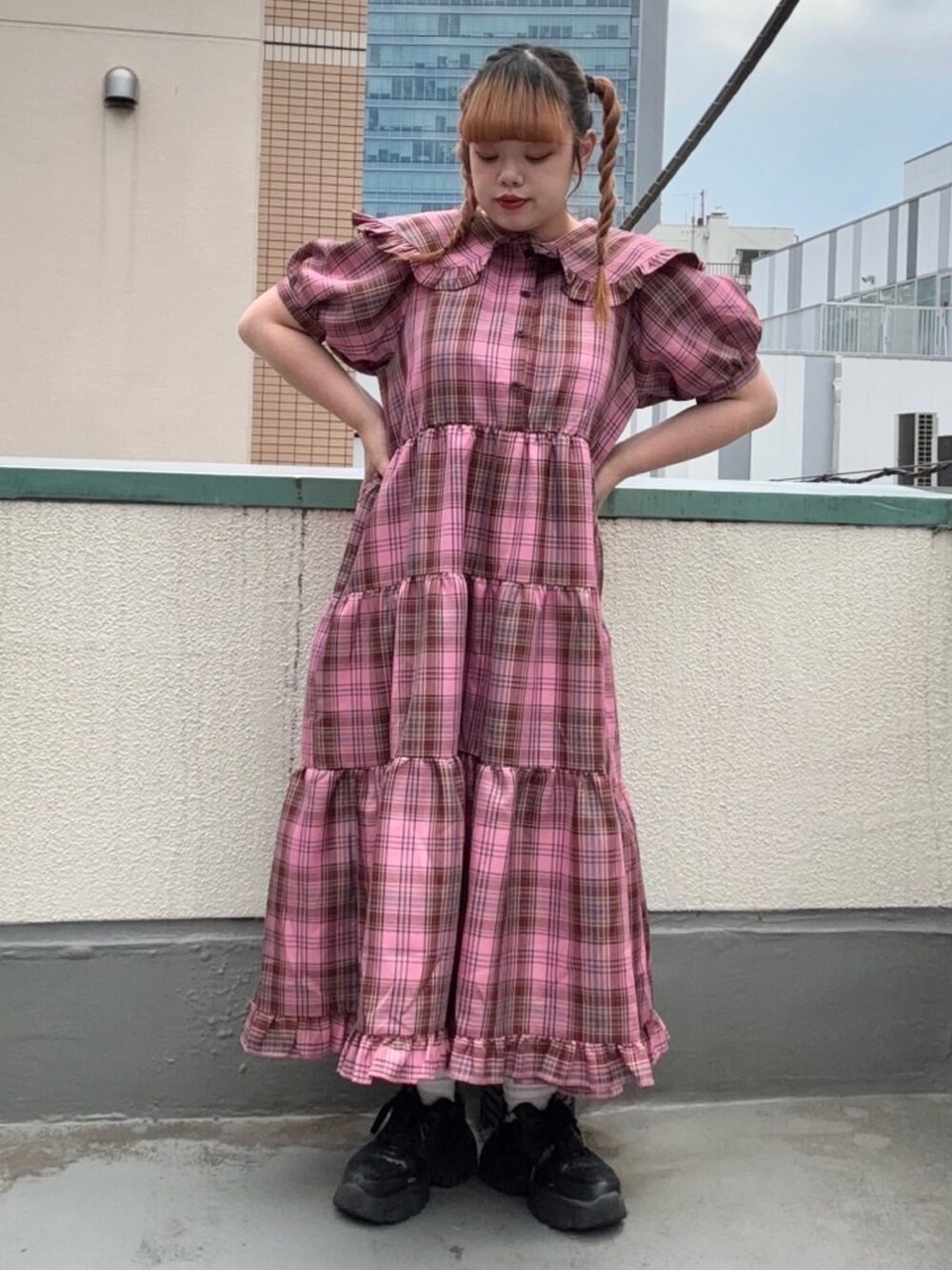 ピンク系のワンピースを着用したレディースの夏コーディネートの2枚目の写真