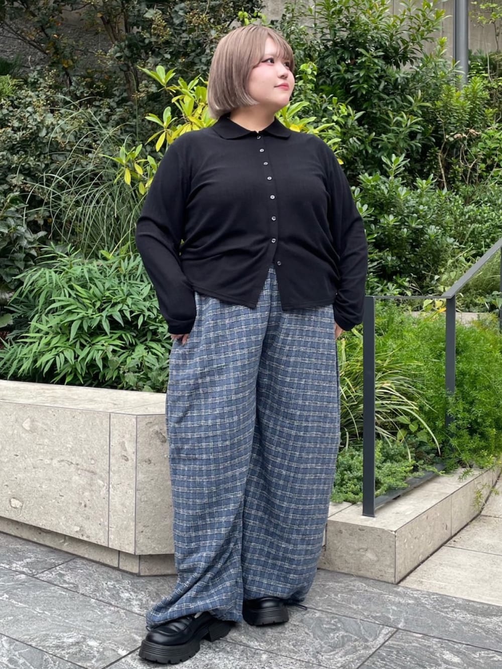 ブルー系のその他パンツ、ブラック系のカーディガン/ボレロを着用したレディースの秋コーディネートの2枚目の写真