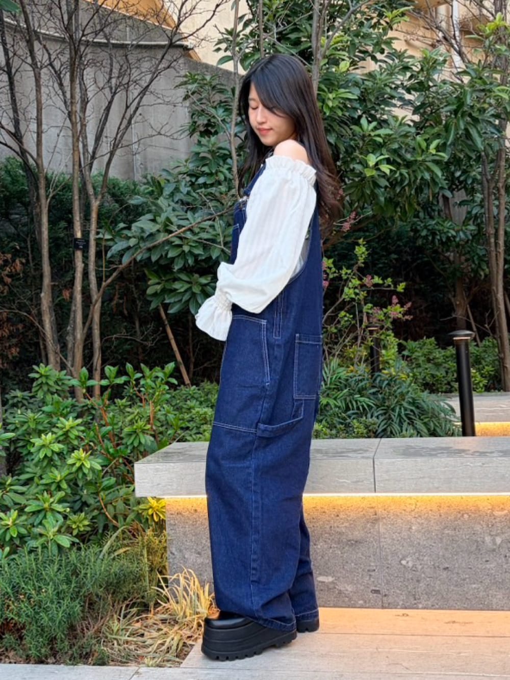 ブルー系のサロペット/オーバーオール、ホワイト系のシャツ/ブラウスを着用したレディースの春コーディネートの4枚目の写真