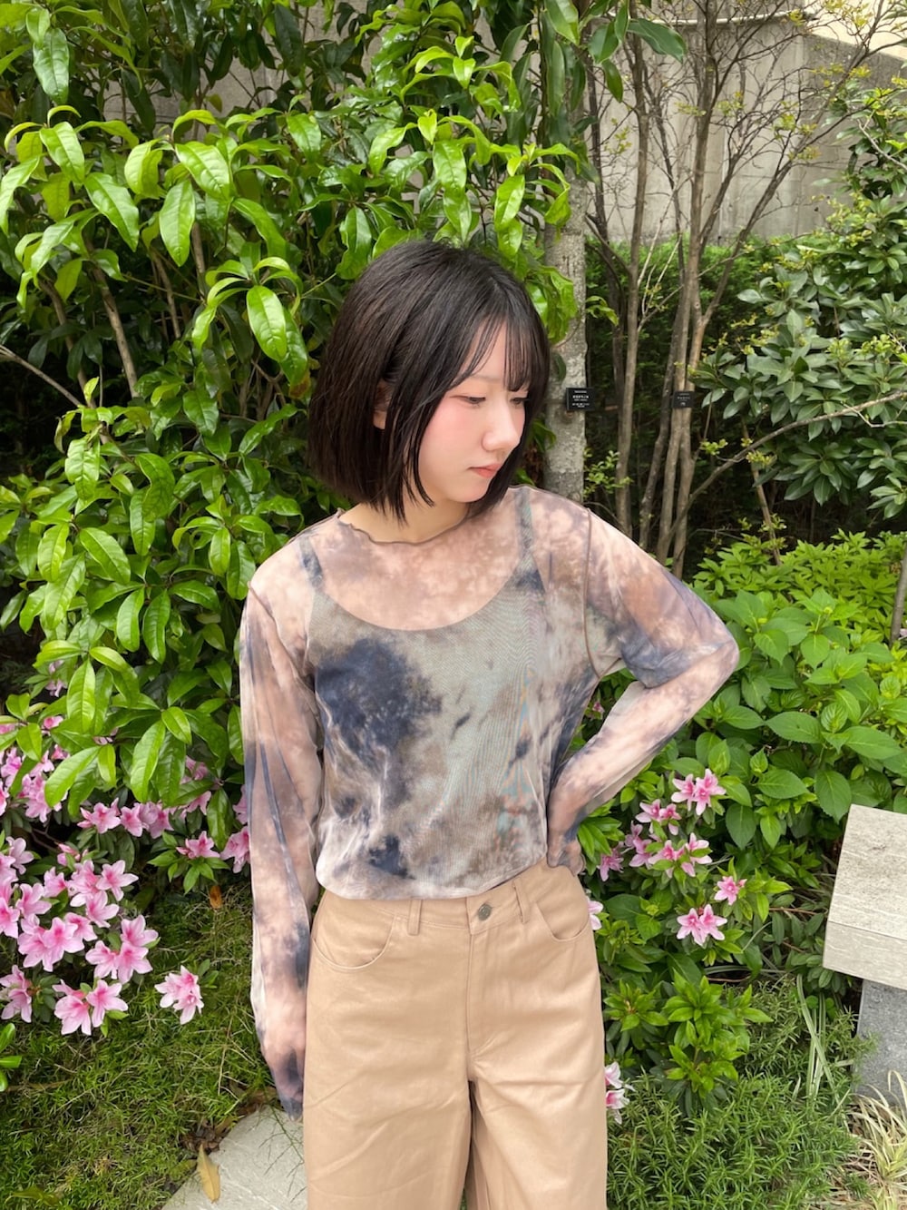 ベージュ系のその他パンツ、グレー系のTシャツ/カットソーを着用したレディースの春コーディネートの3枚目の写真