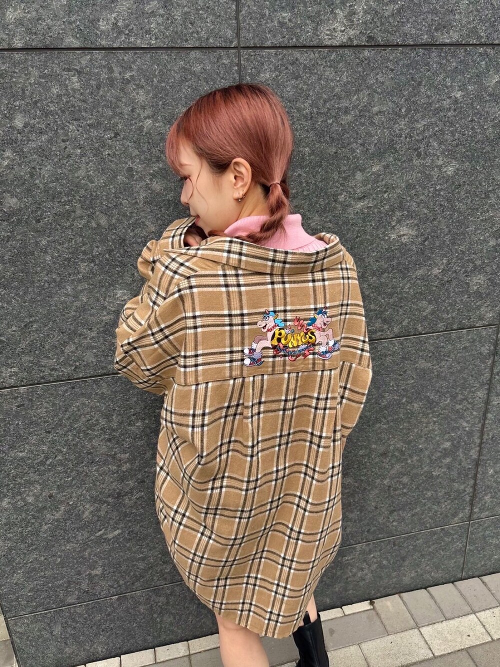 ベージュ系のシャツ/ブラウス、ピンク系のニット/セーターを着用したレディースの秋コーディネートの2枚目の写真