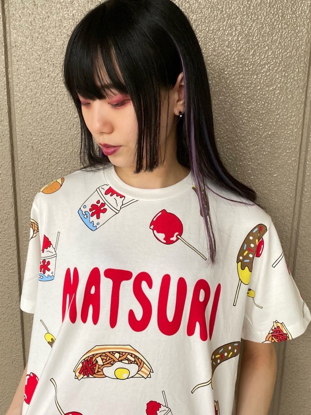 ホワイト系のTシャツ/カットソー、レッド系のその他パンツ、ホワイト系のスニーカーを着用したレディースの夏コーディネートの2枚目の写真