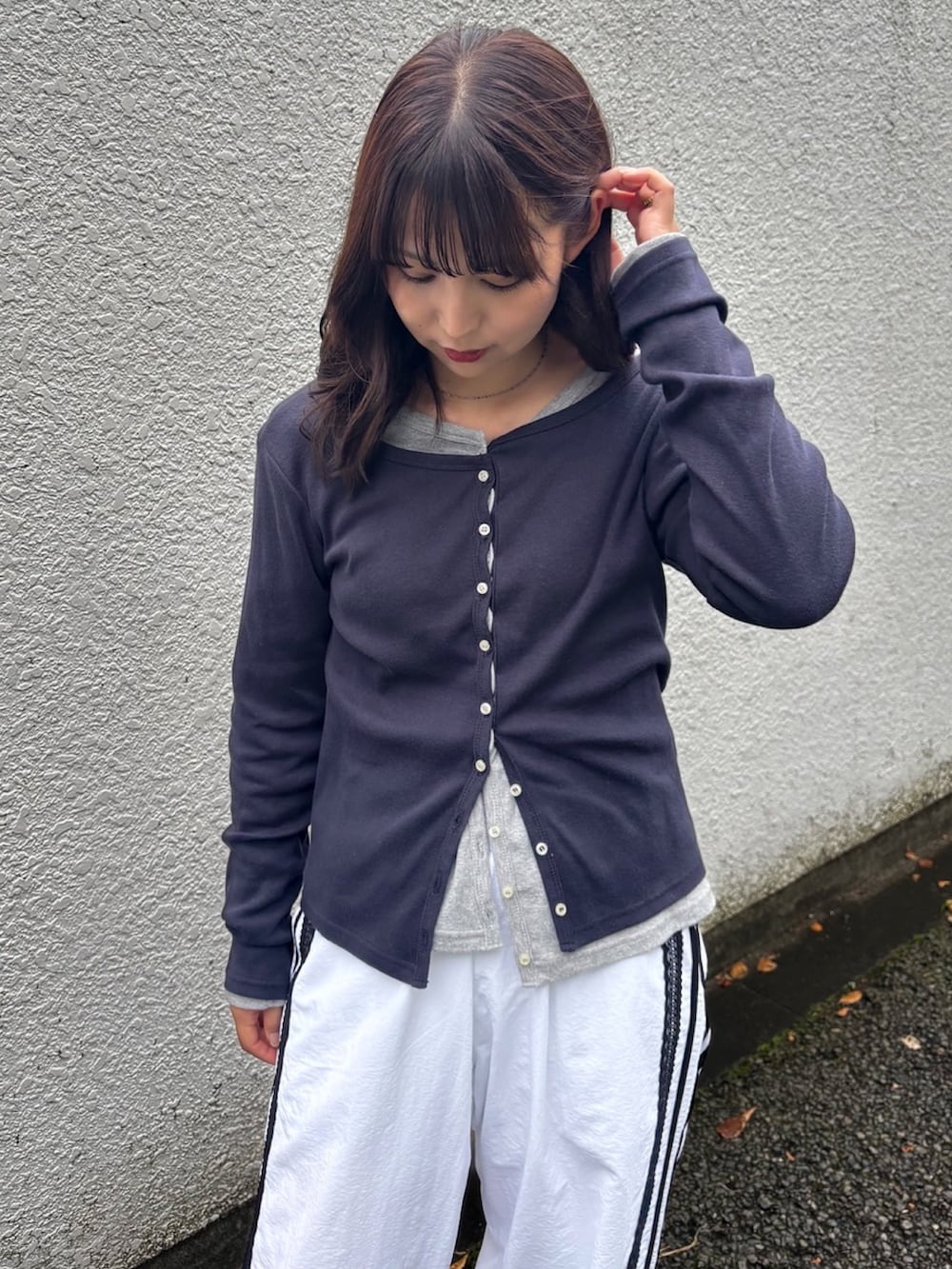 ホワイト系のその他パンツ、ブルー系のカーディガン/ボレロを着用したレディースの秋コーディネートの3枚目の写真