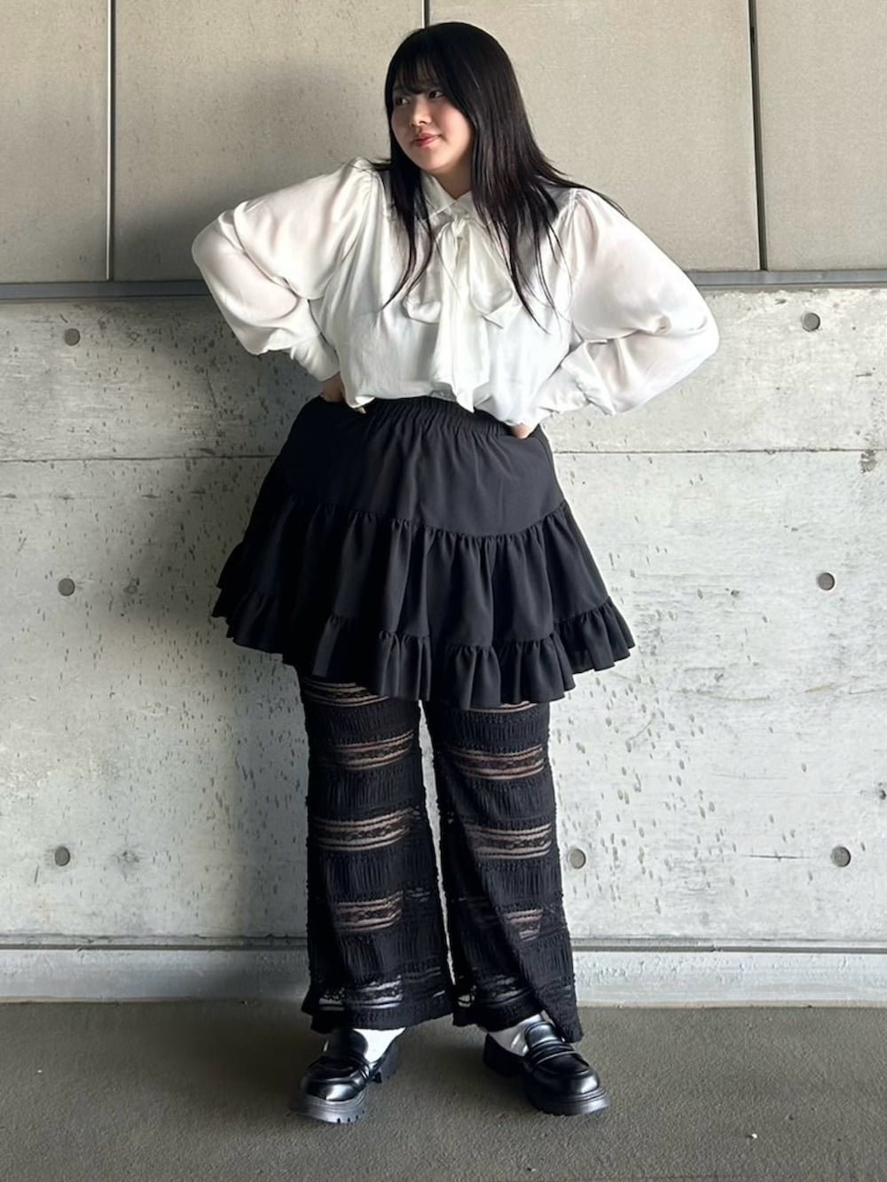 ホワイト系のシャツ/ブラウス、ブラック系のスカート、ブラック系のその他パンツを着用したレディースの春コーディネートの2枚目の写真