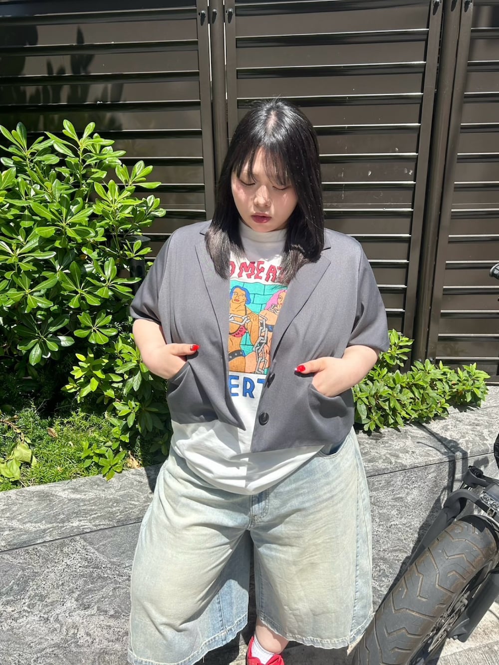 ブルー系のデニムパンツ、ホワイト系のTシャツ/カットソー、グレー系のテーラードジャケットを着用したレディースの春コーディネートの6枚目の写真