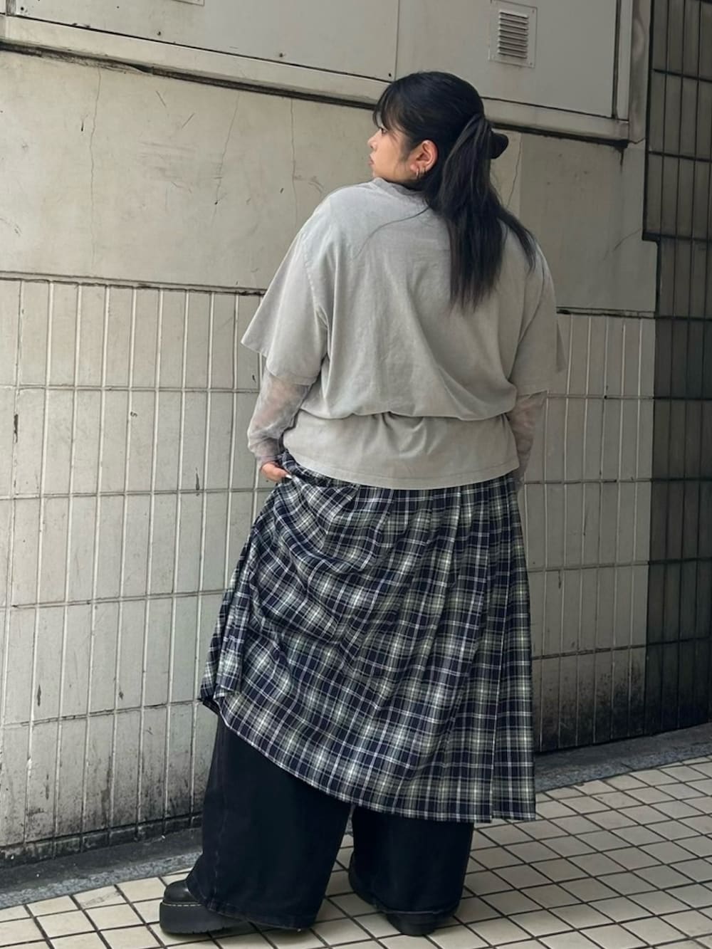 グレー系のTシャツ/カットソー、グレー系のTシャツ/カットソー、ブルー系のスカートを着用したレディースの夏コーディネートの4枚目の写真