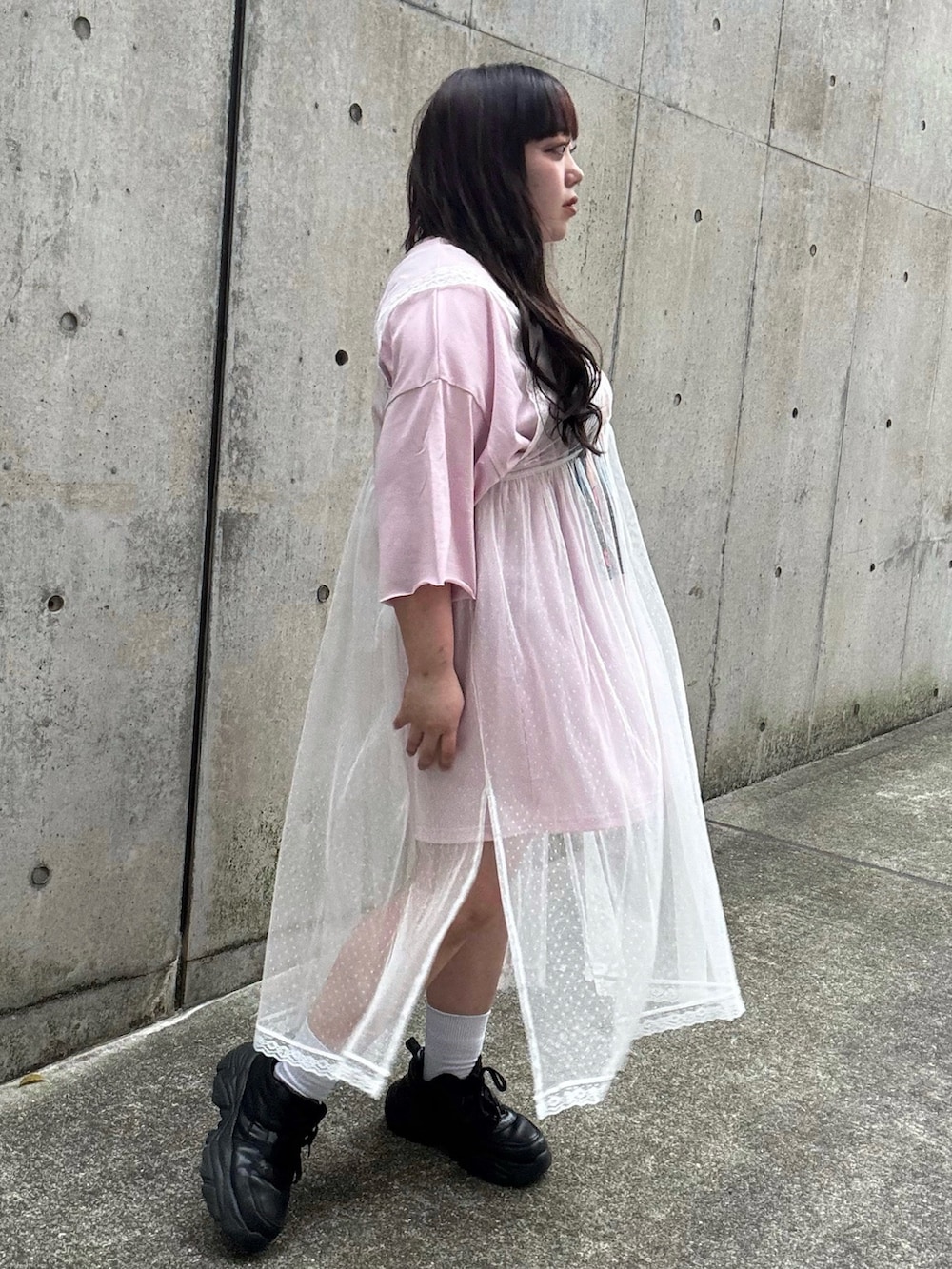 ホワイト系のワンピース、ピンク系のTシャツ/カットソーを着用したレディースの春コーディネートの3枚目の写真