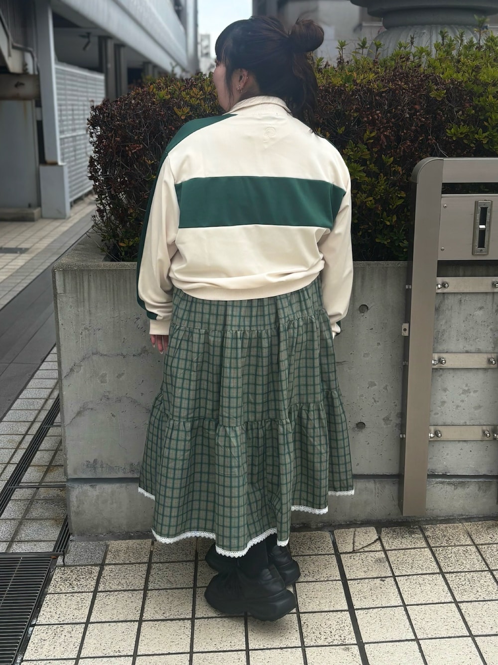 グリーン系のワンピース、ホワイト系のジャージを着用したレディースの春コーディネートの2枚目の写真