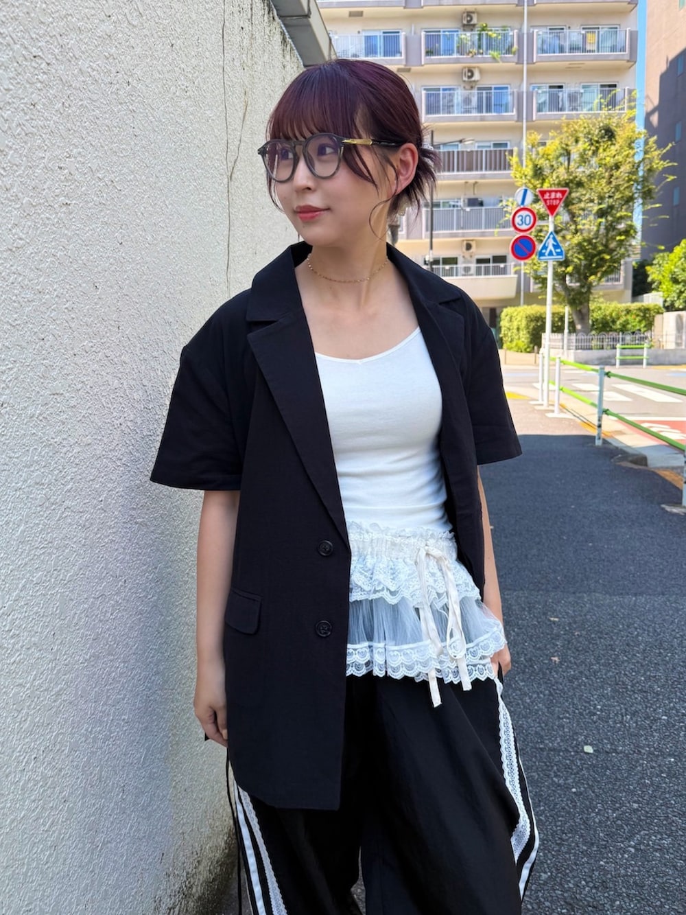 ブラック系のその他パンツ、ホワイト系のスカート、ブラック系のテーラードジャケットを着用したレディースの夏コーディネートの5枚目の写真