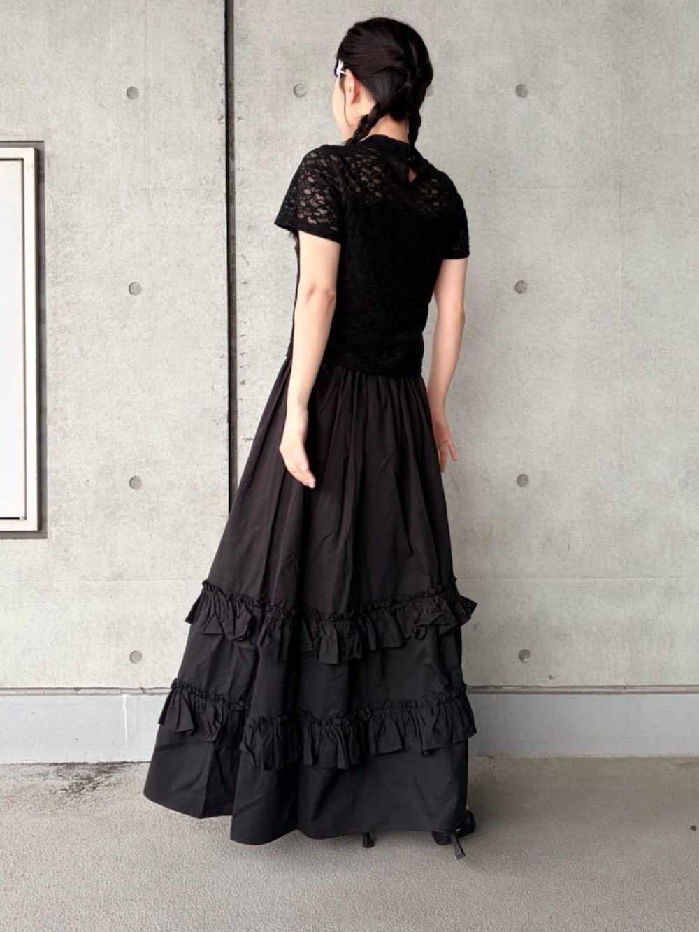 ブラック系のスカート、ブラック系のTシャツ/カットソーを着用したレディースの夏コーディネートの4枚目の写真