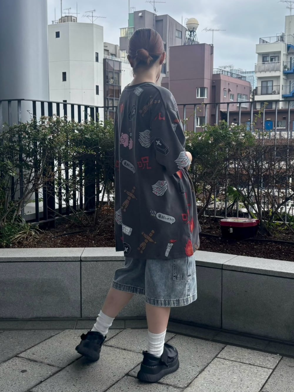 ブラック系のデニムパンツ、ブラック系のTシャツ/カットソーを着用したレディースの夏コーディネートの5枚目の写真