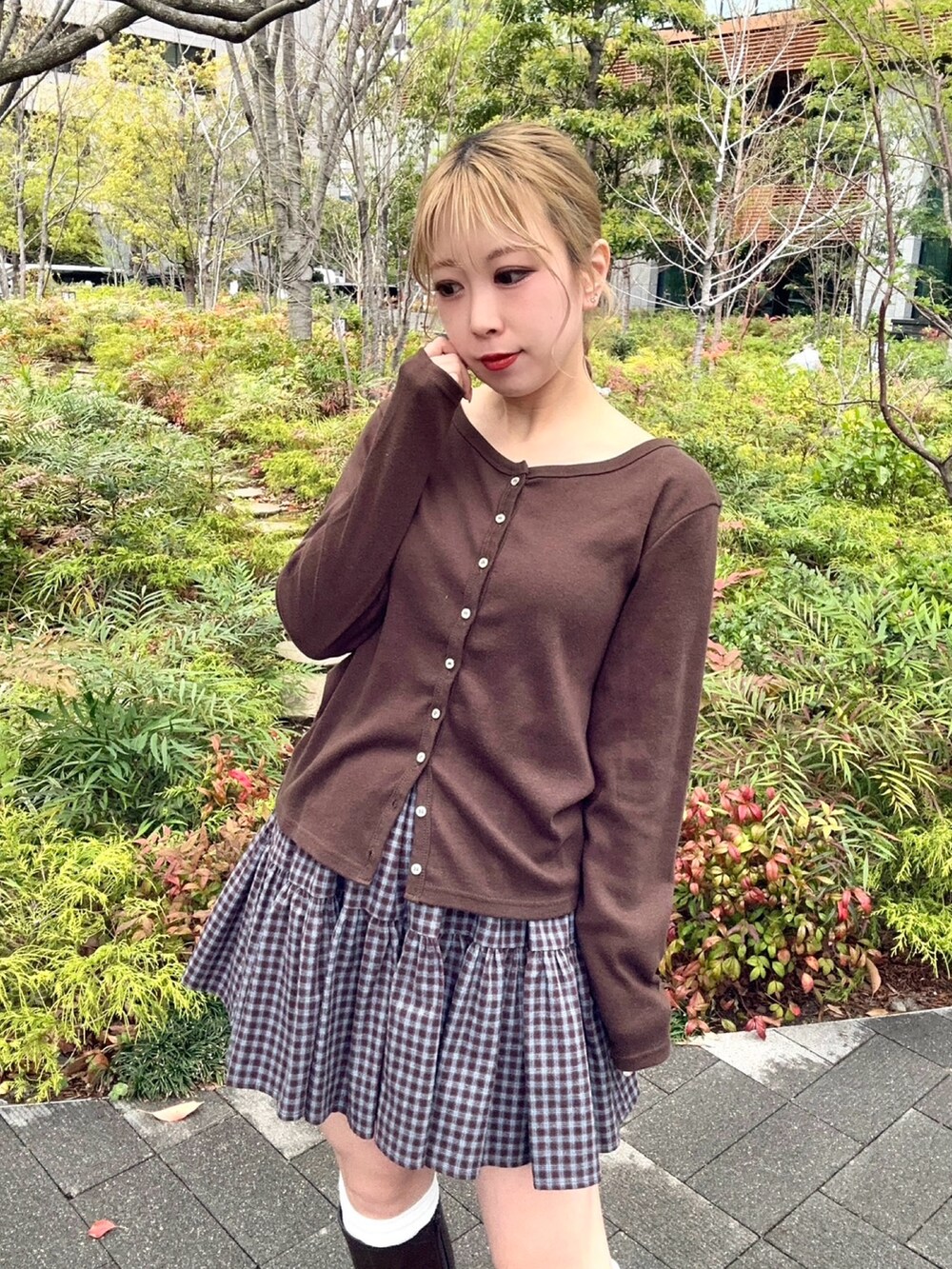 ブルー系のスカート、ブラウン系のカーディガン/ボレロを着用したレディースの春コーディネートの3枚目の写真
