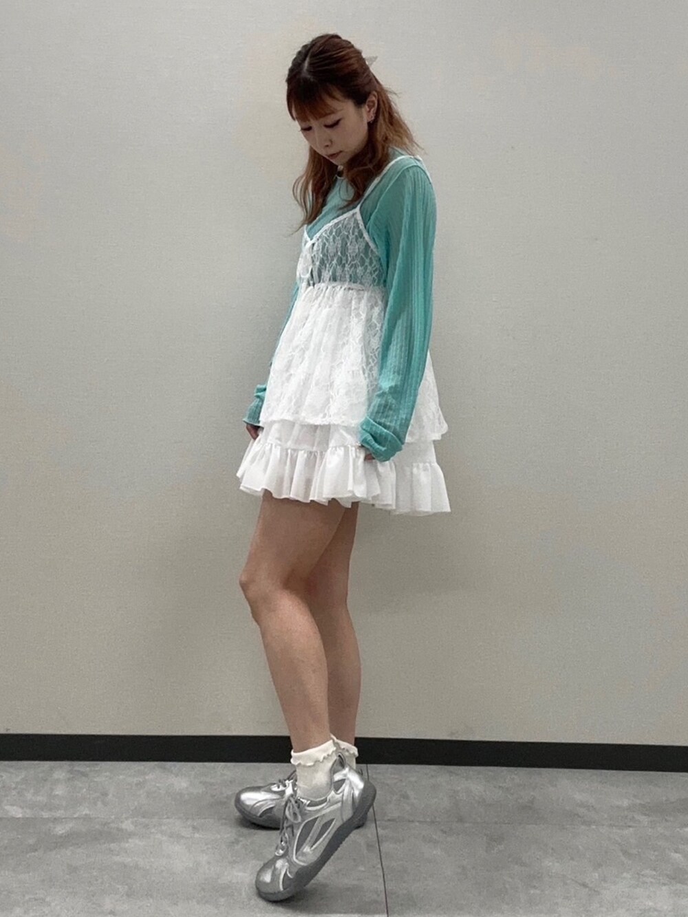 ホワイト系のスカート、ホワイト系のキャミソール、ブルー系のTシャツ/カットソーを着用したレディースの夏コーディネートの3枚目の写真