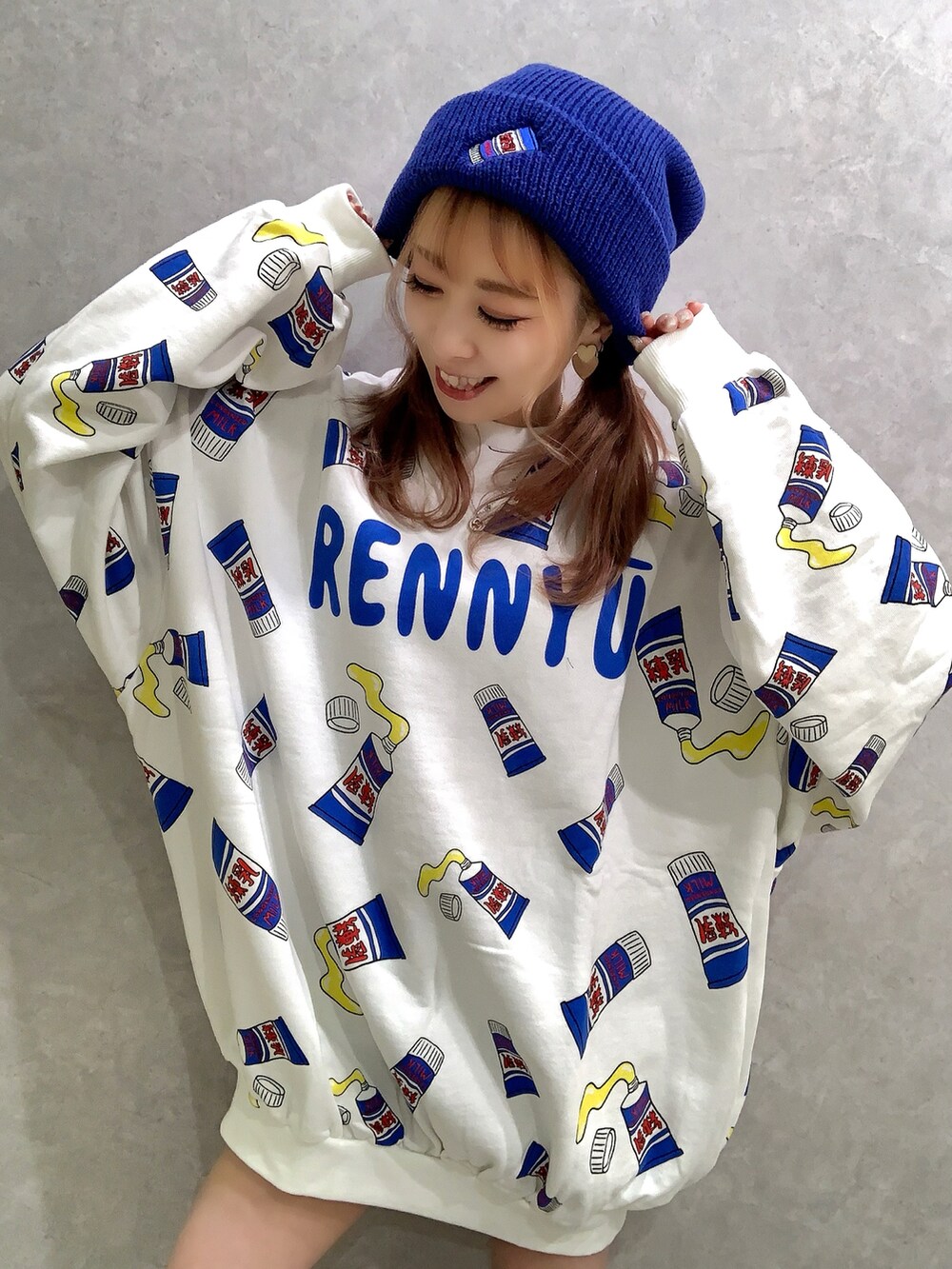 ホワイト系のスニーカー、ブルー系のスウェット、ブルー系のジャージを着用したレディースの春コーディネートの3枚目の写真