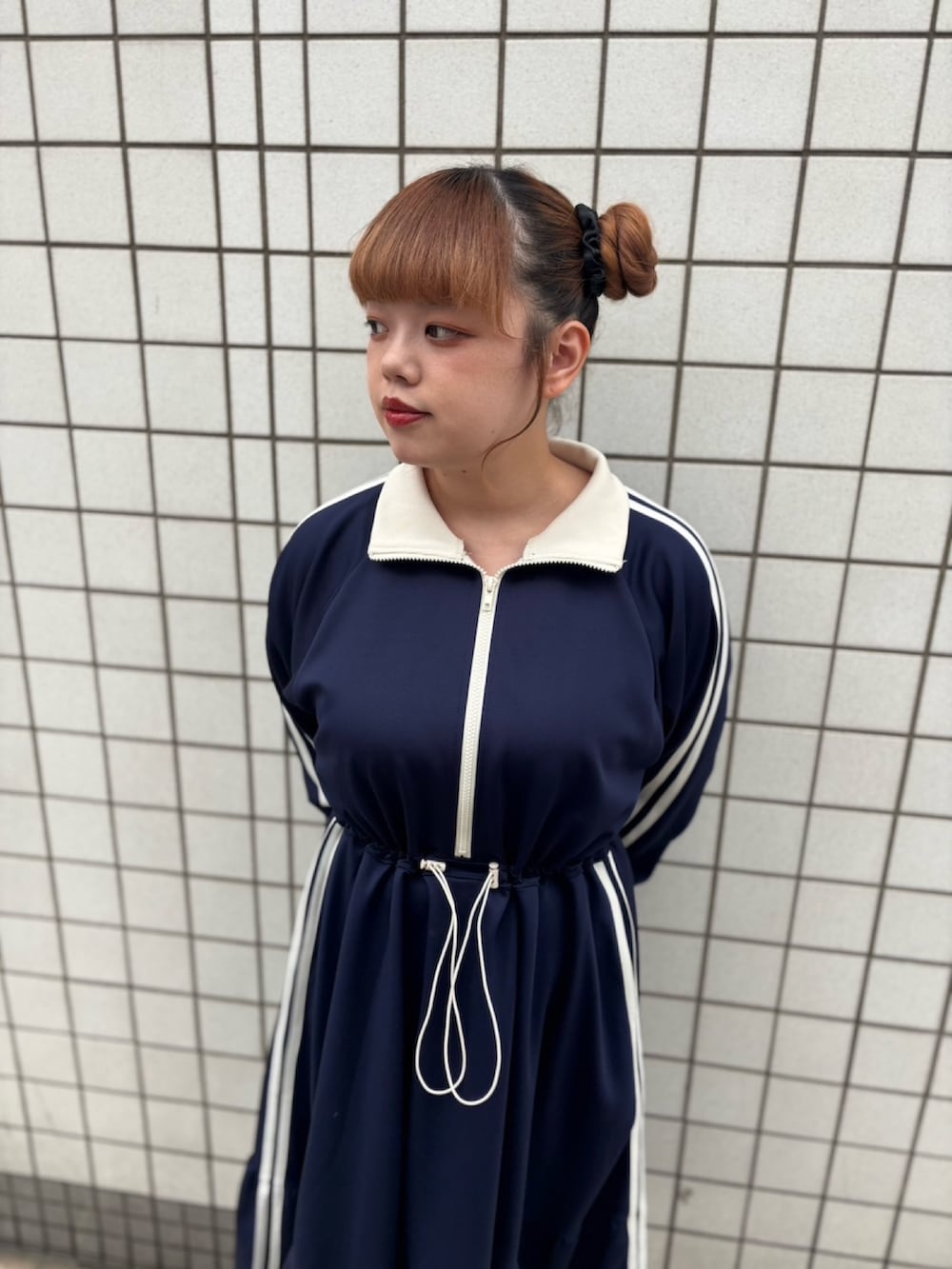 ブルー系のワンピースを着用したレディースの秋コーディネートの5枚目の写真