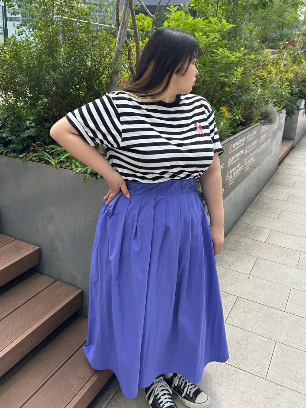 ブルー系のスカート、その他のTシャツ/カットソーを着用したレディースの夏コーディネートの2枚目の写真