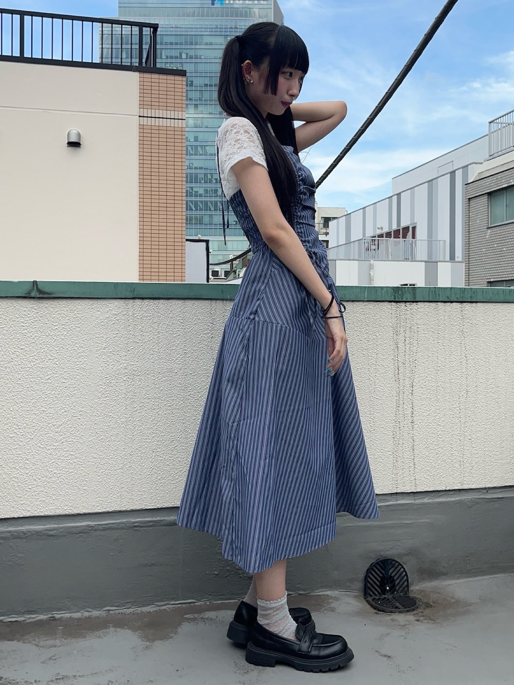 グレー系のワンピース、ホワイト系のTシャツ/カットソーを着用したレディースの夏コーディネートの3枚目の写真