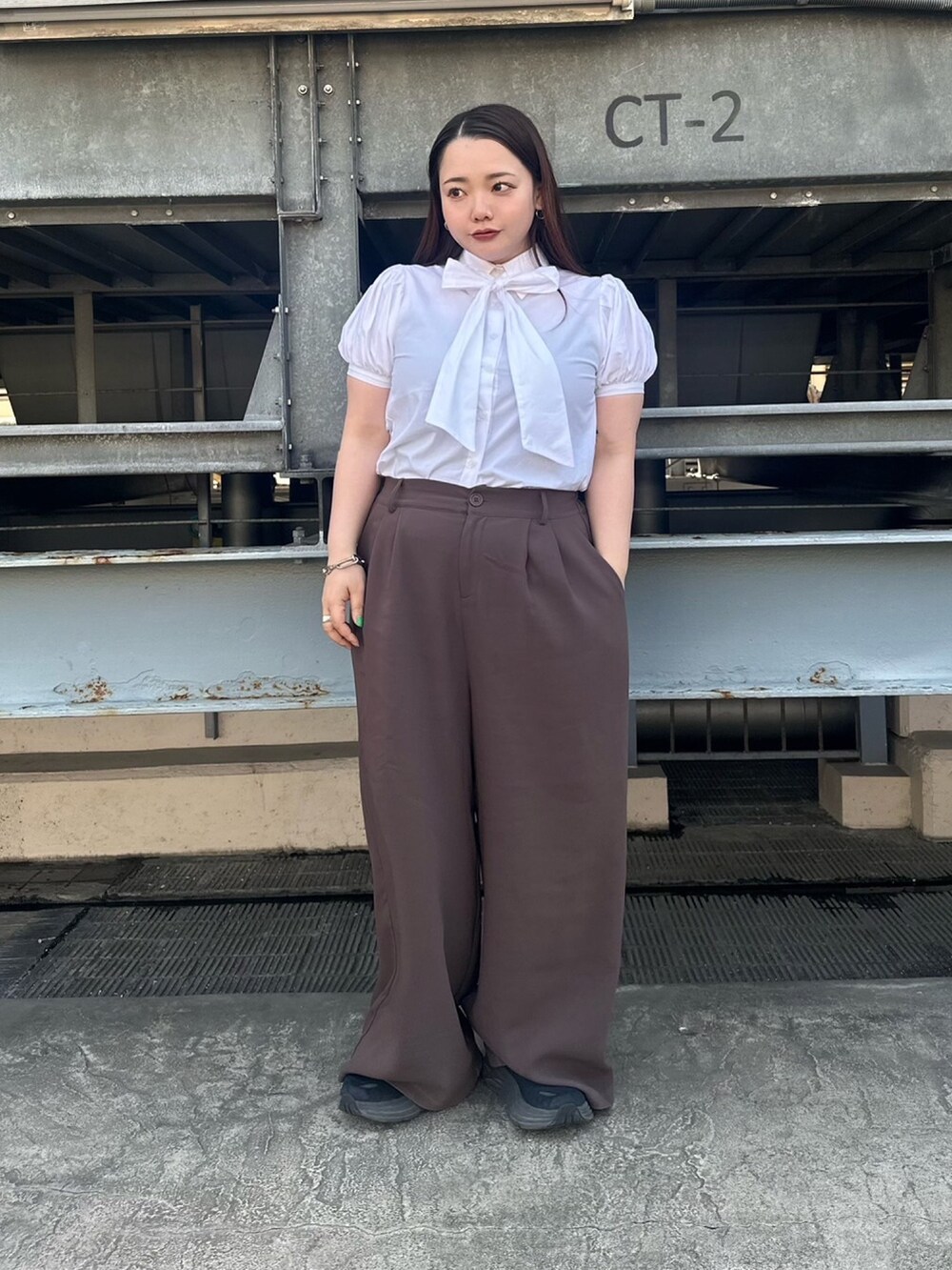 ブラウン系のその他パンツ、ホワイト系のシャツ/ブラウスを着用したレディースの春コーディネートの3枚目の写真