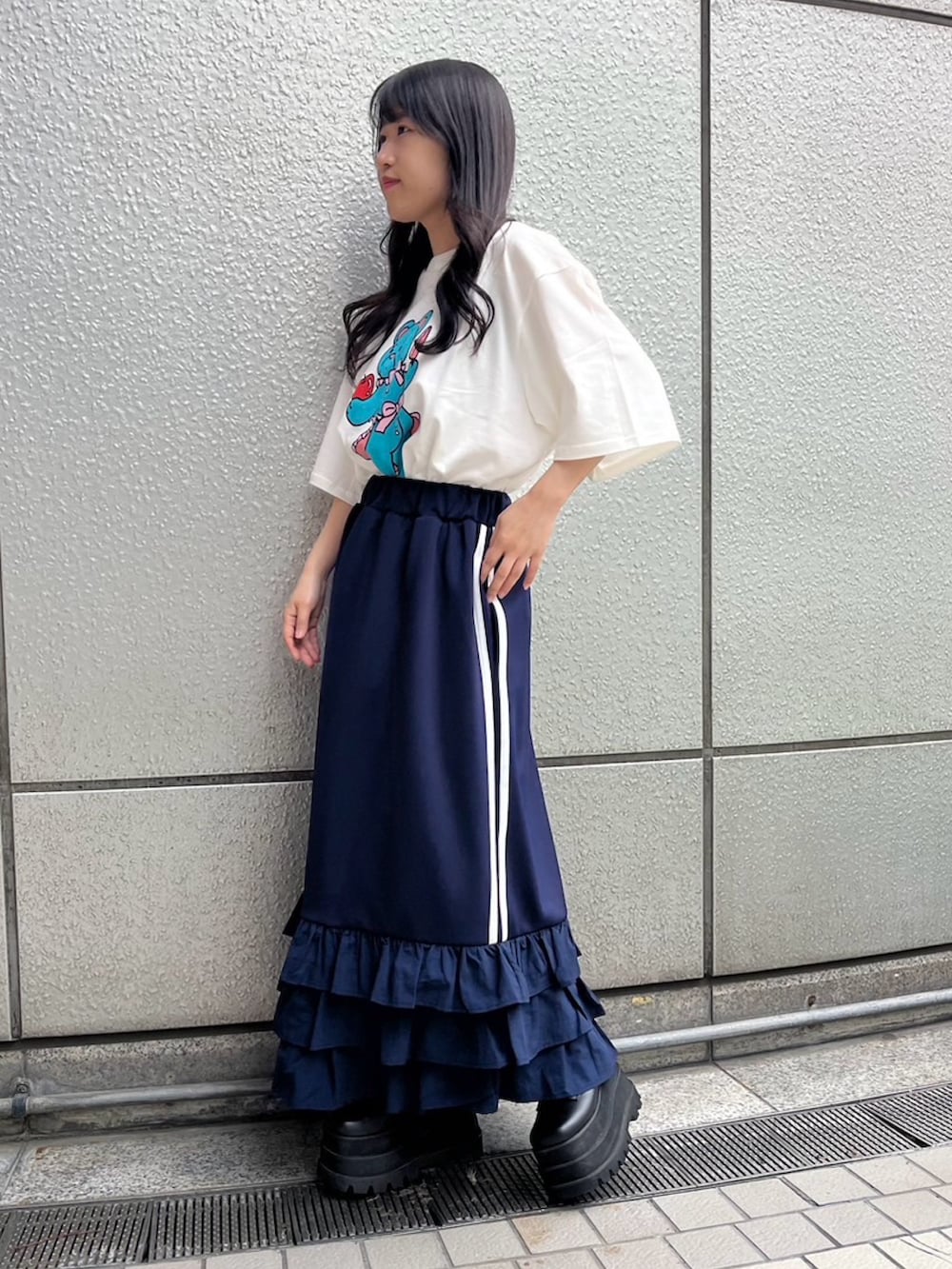 ブルー系のスカート、ホワイト系のTシャツ/カットソーを着用したレディースの春コーディネートの3枚目の写真