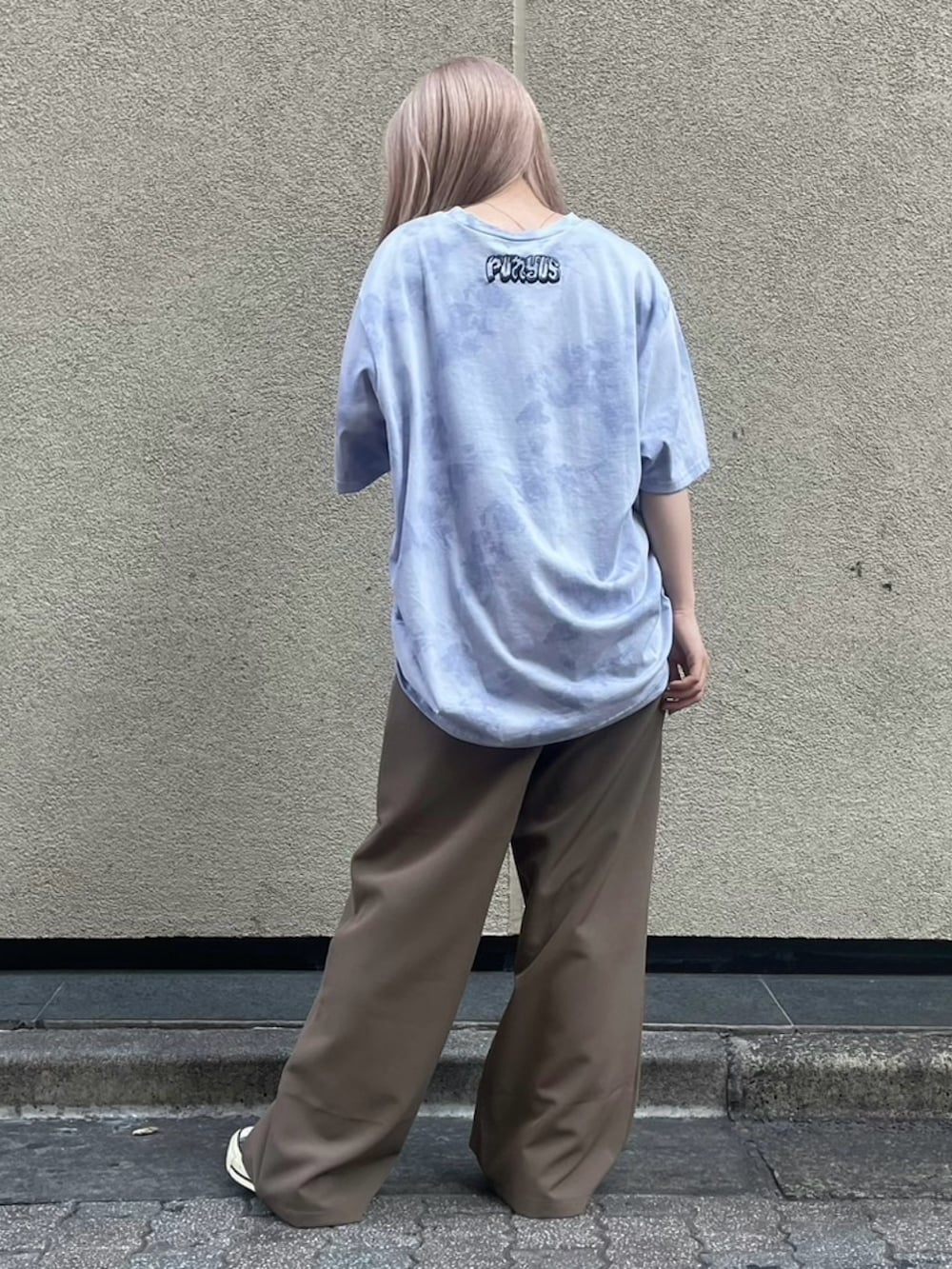 ブラウン系のその他パンツ、パープル系のTシャツ/カットソーを着用したレディースの秋コーディネートの4枚目の写真