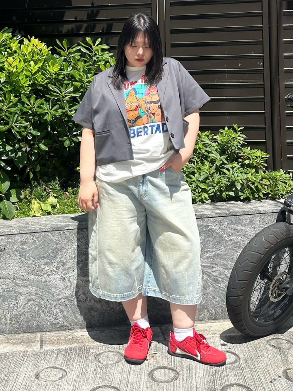 ブルー系のデニムパンツ、ホワイト系のTシャツ/カットソー、グレー系のテーラードジャケットを着用したレディースの春コーディネートの3枚目の写真