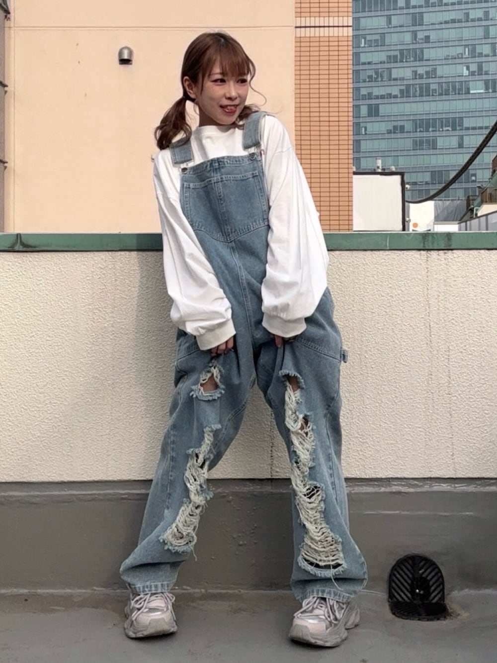 ブルー系のサロペット/オーバーオール、ホワイト系のTシャツ/カットソーを着用したレディースの春コーディネートの2枚目の写真