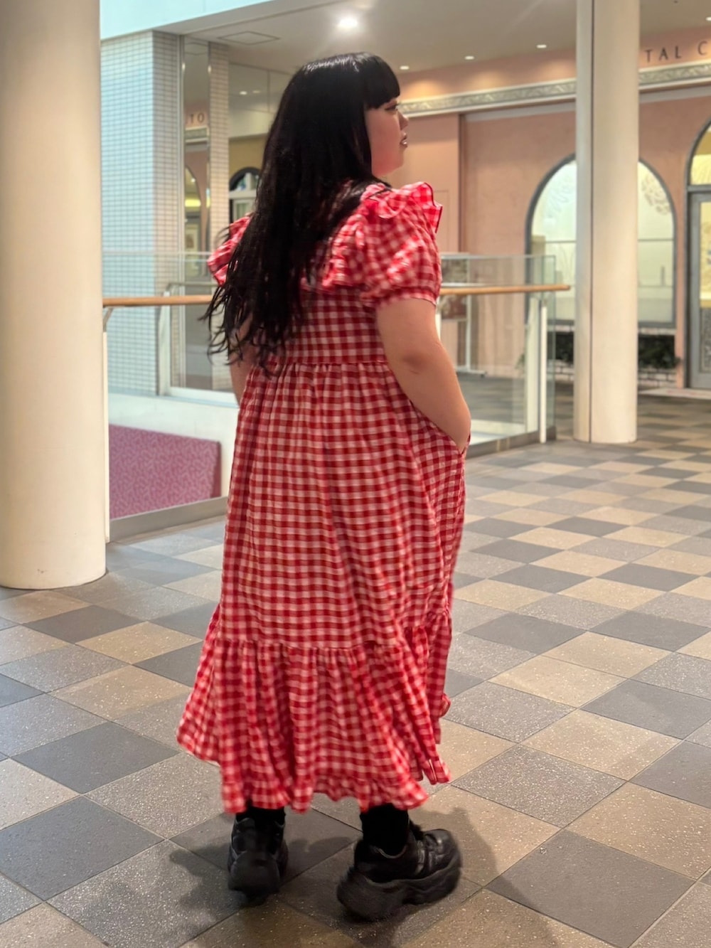 レッド系のワンピースを着用したレディースの春コーディネートの3枚目の写真