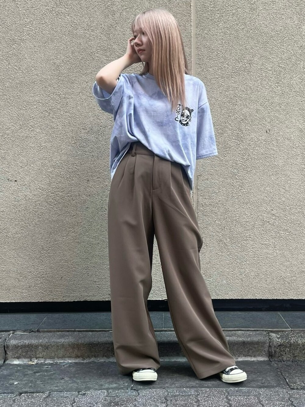 ブラウン系のその他パンツ、パープル系のTシャツ/カットソーを着用したレディースの秋コーディネートの2枚目の写真