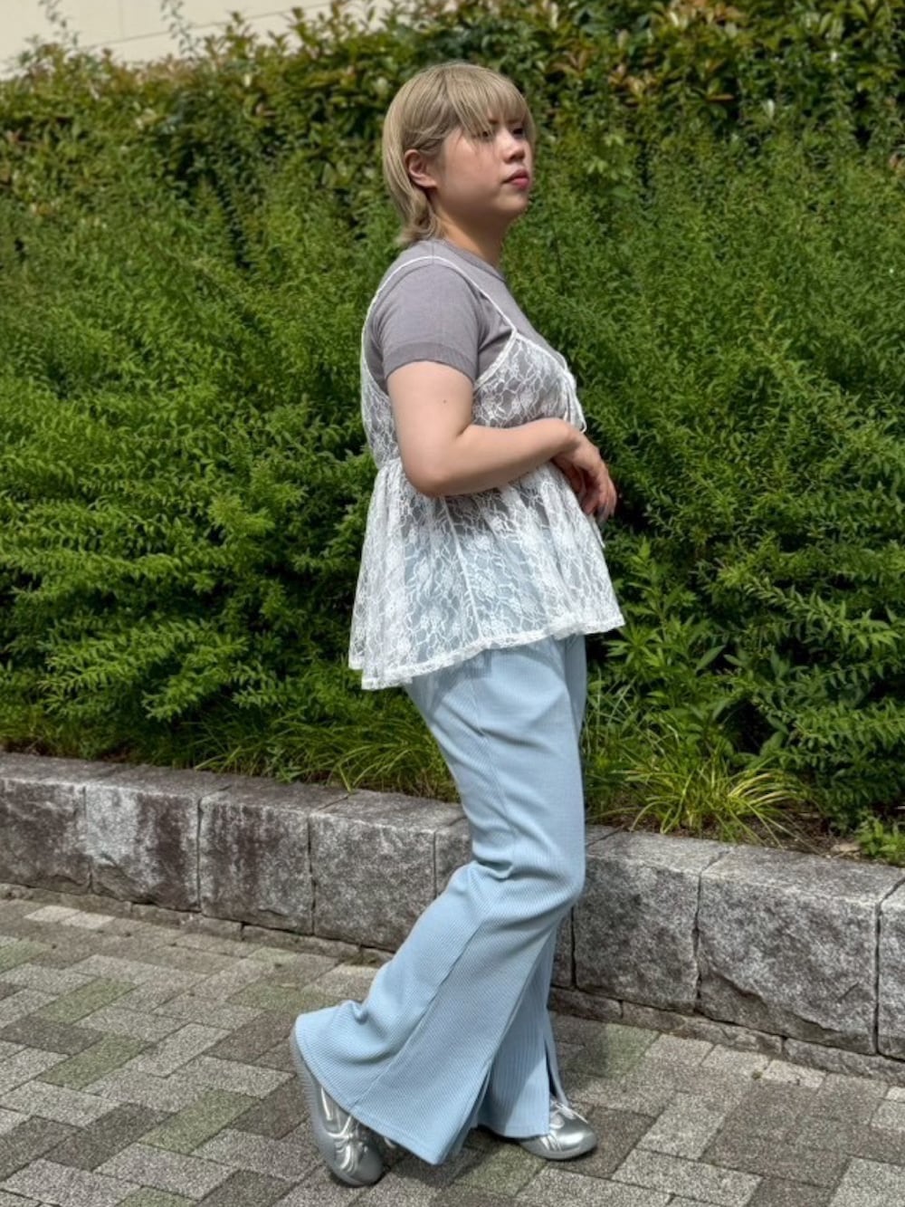 ホワイト系のチュニック、グレー系のニット/セーター、ブルー系のその他パンツを着用したレディースの夏コーディネートの4枚目の写真