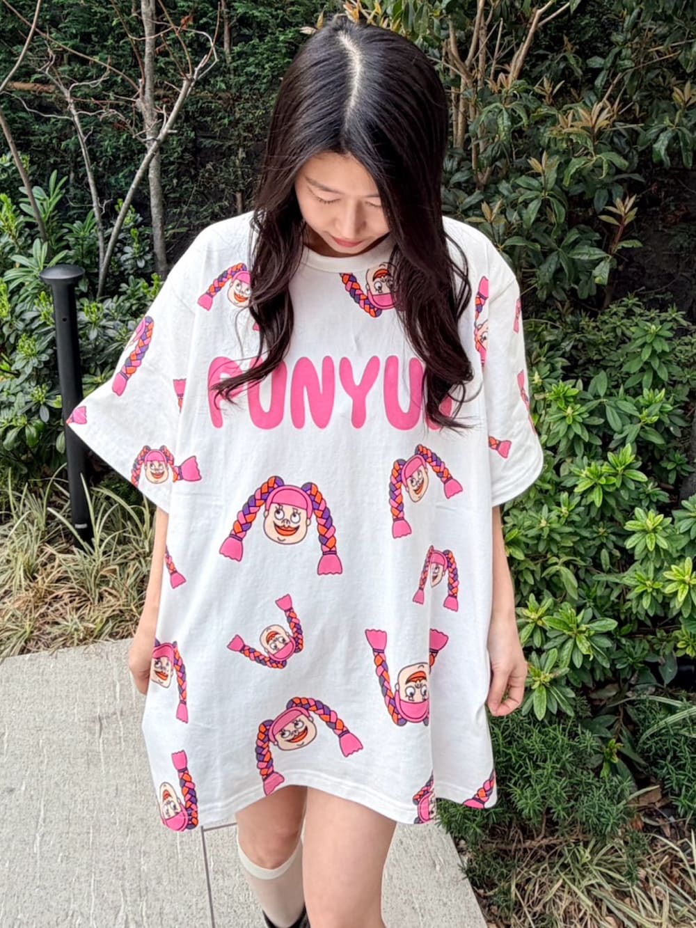 ホワイト系のTシャツ/カットソーを着用したレディースの春コーディネートの4枚目の写真