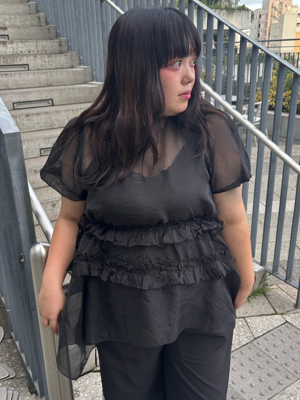 ブラック系のその他パンツ、ブラック系のワンピースを着用したレディースの夏コーディネートの4枚目の写真