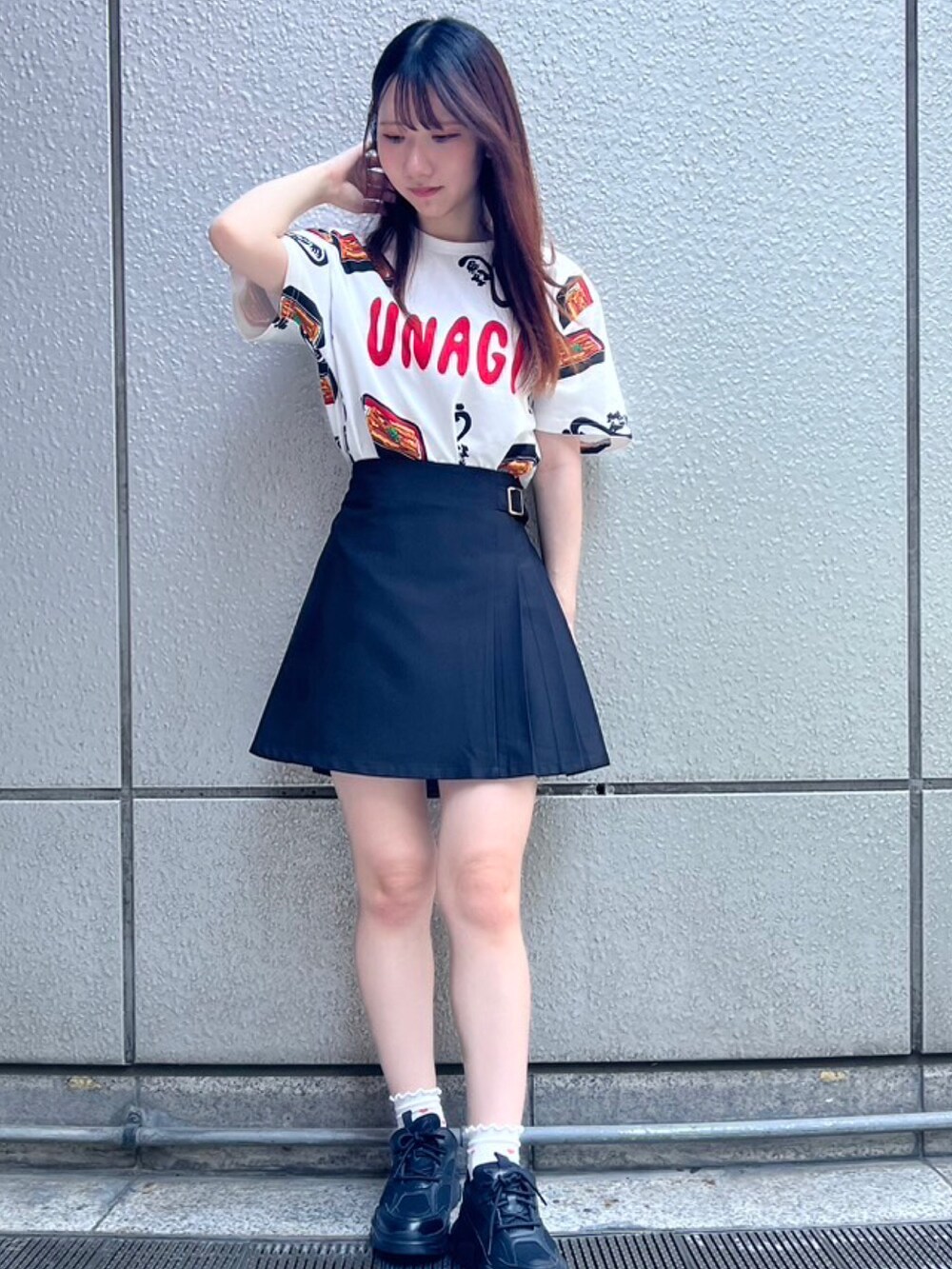その他のTシャツ/カットソー、ブラック系のスカートを着用したレディースの夏コーディネートの3枚目の写真