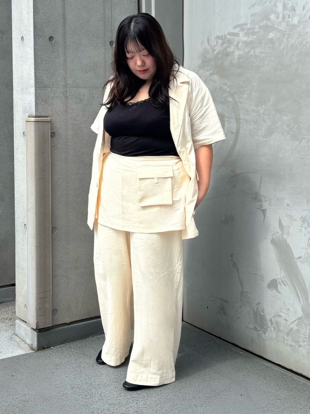 ホワイト系のその他パンツ、ホワイト系のテーラードジャケットを着用したレディースの夏コーディネートの3枚目の写真